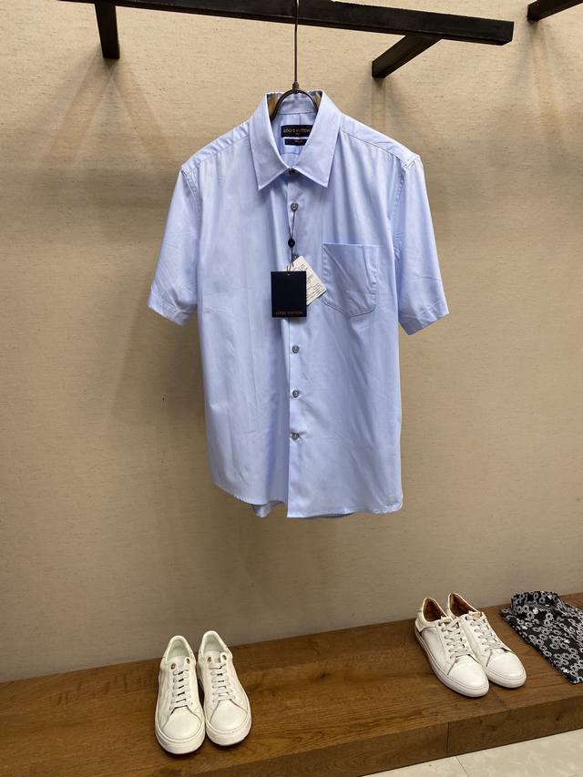 LV 25Ss细条纹提花尖领纽扣短袖 正品6802购入 定制定染50支提花衬衫布 75D高温衬布 面料提花 手工包缝 定制1 1纽扣 定制1 1商标 合身版型