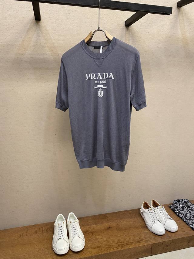 prada 经典Logo提花羊毛圆领短袖 正品11988购入 60支拉菲尔55%羊毛 采用德国 Stoll 16针进口织机 毛料提花 毛料酵洗 定制1 1商标