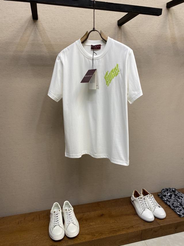 Gucci 古驰 在2025早秋系列中 中国艺术家Currynew Xiang Zhang 挥洒创意巧思 将全新品牌标识融入男士成衣 皮件和配饰作品中 这款T恤