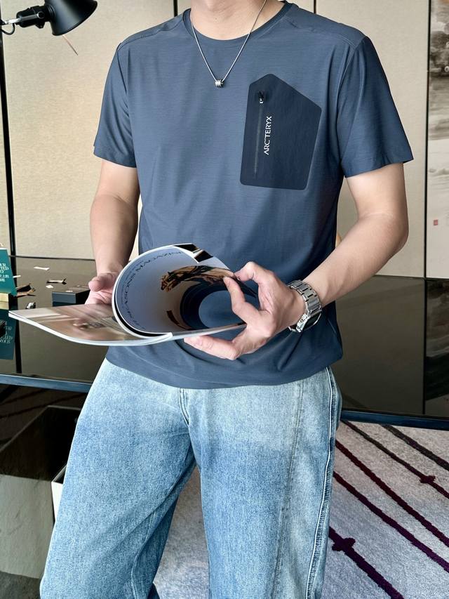 始祖鸟 短袖T恤 采用速干面料 舒适透气且利于排汗 版型简约 左胸处品牌字母 袖口处标志性图案印花 低调彰显品牌特色 增添精致感 尺码M-Xxxxl 颜色有点色