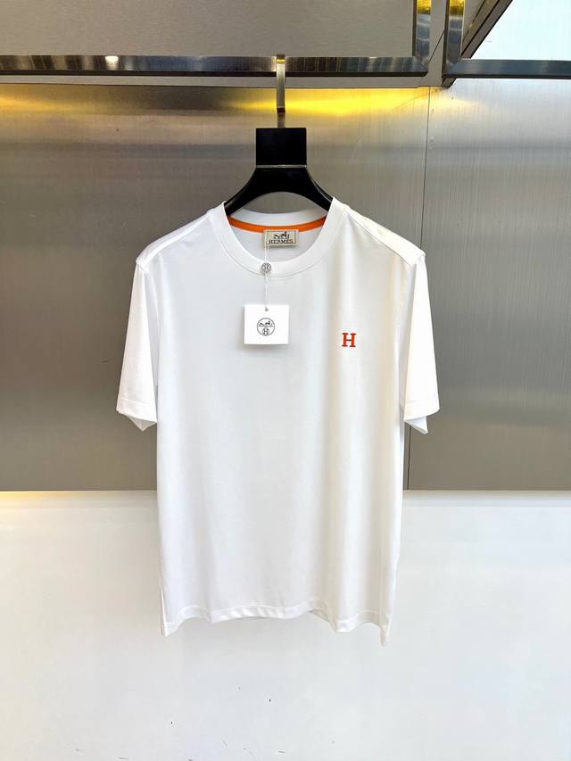 爱马仕 海岛棉短袖圆领T恤 经典标识 衣服触感柔软亲肤 视觉上很精致 有质感 高贵 非常简单也很显品质 早春可作为内搭 夏季可单独穿着 可以搭配出多种形式 色彩