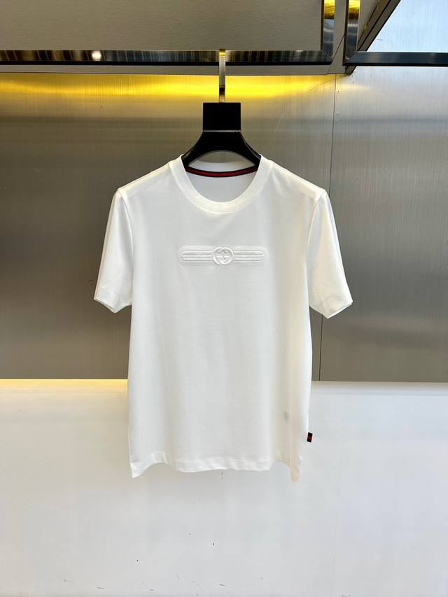 gucci 2025春夏新品 圆领休闲短袖T恤 选用高品质进口长绒棉29.3%莫代尔37.7% 聚酯纤维23.1%氨纶6.2%毛发纤维3.7%混纺打造 选用埃及