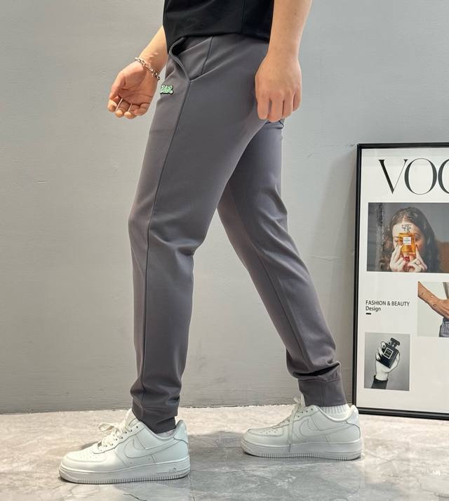 Dio*R迪奥25S春夏男士时装版休闲裤.非常好看的基础款系列 采用定制锦棉面料.属于金属丝面料.具有防皱耐磨特性.吸湿和透气性 高档有质感 水冼后柔软舒适 抽
