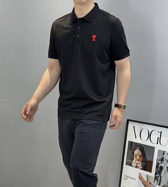 Aim*24S新款翻领polo.亲肤丝光珠地棉面料.质地柔软细腻.密实有型 舒爽透气 胸口经典桃心Logo字母立体绣花图案装饰 简单高级 经典与时尚的完美结合.