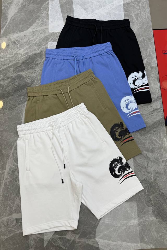 Gucc*古齐新款短裤推荐 25S五分休闲短裤.男女同款 侧身无缝设计.腿部品牌字母印花视觉冲击力时尚感强 采用360G毛线圈纯棉面料.手感舒适透气.原厂五金质