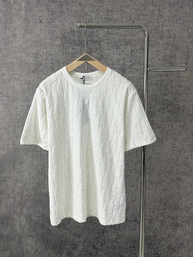 Dior迪奥经典Cd家毛巾提花圆领短袖T恤男女同款 这款棉质毛圈面料 T 恤饰以同色调提花图案 致敬经典的 Oblique 印花 罗纹圆领搭配 V 形细节 打造