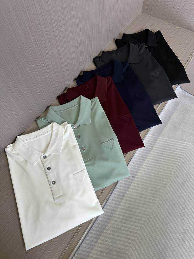 p家 25Ss春夏爆款polo来袭 精选桑蚕丝面料 纱线环保染色定型 面料上身柔软舒适 领子螺纹同步染色制造 底边采用半针挑角工艺 Logo材料植绒拉高有立体感