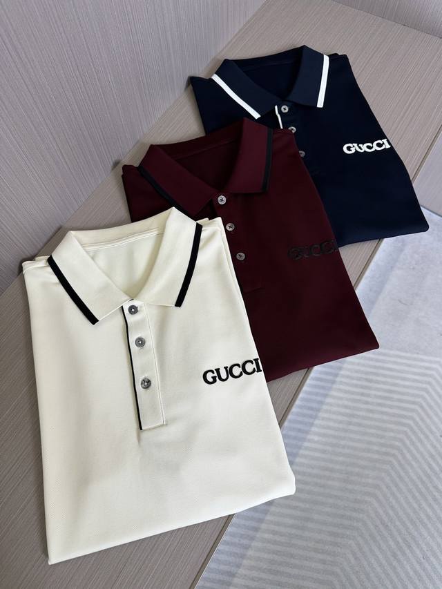 Gucc古家25春夏新品翻领polo 胸口立体字母绣花 下摆开衩设计 原版棉感材质 细腻舒适 颜色 黑色 米白色 酒红色 码数 M-3Xl