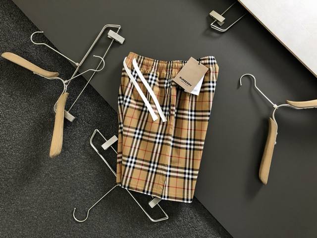 Bbr*合身版型S-Xl 25春夏顶级格纹经典短裤 精致工艺专柜面料 顶级元素融合打造 经典短袖3标齐全 潮男时尚 无论是上身舒适度还是都是无可比拟的存在 可以