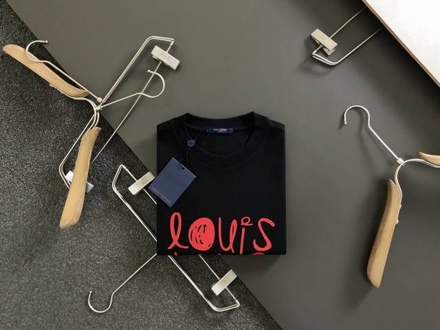 L牌*合身版型S-Xl 2025新款顶级卡通印花重磅短袖专柜私货 高端字母刺绣潮牌短袖 专柜款时尚不失奢华 品质毋庸置疑 上身效果超赞 奢华官网同款 款式专柜尺