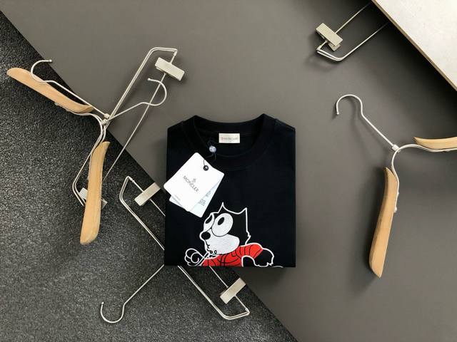 Mon*合身版型M-Xxxl 25春夏顶级黑色卡通刺绣款重磅经典短袖 精致工艺专柜面料 顶级元素融合打造 经典短袖3标齐全 潮男时尚 无论是上身舒适度还是都是无
