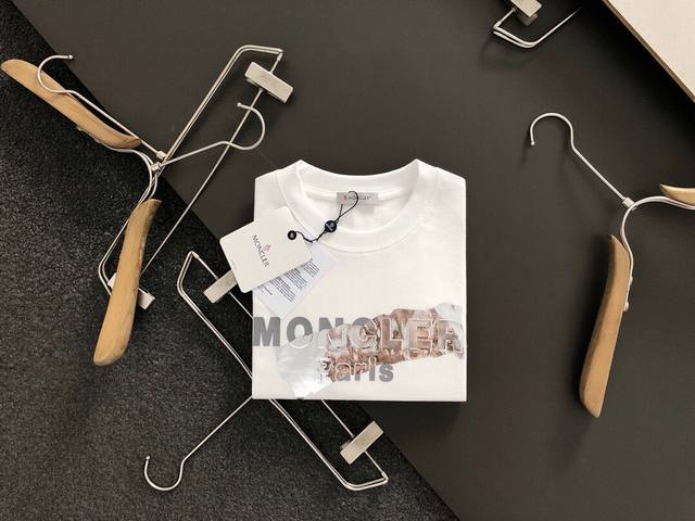 Mon*宽松版型S-Xl 最新最顶级镀银覆盖字母亮面款潮流纯棉短袖 最顶级的品质专柜原单短袖 顶级制作工艺进口面料 专柜款独特设计 采用进口高端订制进口丝线手感