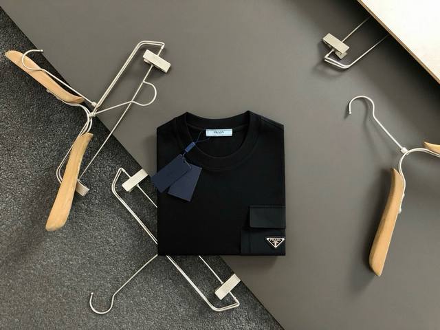 prad*微宽版型M-Xxxl 25春夏顶级黑色拼接面料款金属三角标口袋融合重磅经典短袖 精致工艺专柜面料 顶级元素融合打造 经典短袖3标齐全 潮男时尚 无论是