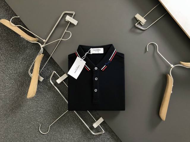 Tb*合身版型M-Xxxl 24Ss最新最顶级小狗刺绣融合下摆织带开衩款百搭polo*最顶级的品质专柜原单短袖 顶级制作工艺进口面料 专柜品质印花设计 采用进口