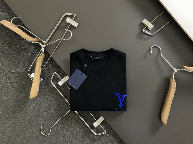 L牌*合身版型S-Xl 25早春最新黑白刺绣重磅短袖 高端品质专柜原单圆领短袖 顶级制作工艺进口面料 专柜款独特设计 采用进口高端订制进口丝线手感一流 官网在售