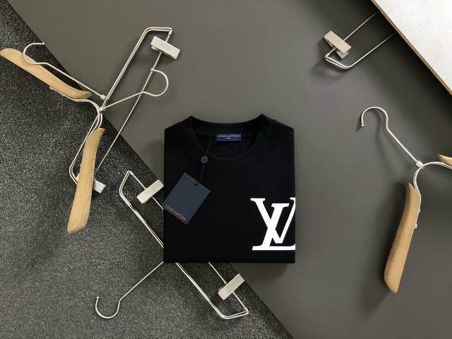 L牌*微宽版型M-Xxxl 25春夏顶级印花经典短袖 精致工艺专柜面料 顶级元素融合打造 经典短袖3标齐全 潮男时尚 无论是上身舒适度还是都是无可比拟的存在 可