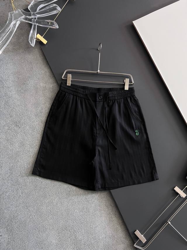 Bur*25春夏新品 极简运动打造出清爽麻料休闲裤 穿上新颖 时髦面料舒服透气 穿着非常舒适 低调不失奢华 穿出去非常有档次 裤型款式和裁剪亦无需多言 上身精致