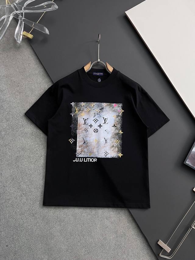 LV* 2025Ss爆款310G纯棉双纱爆款现货四季系列短袖 简约基础衣橱神器 休闲百搭必备款 做工走线质感一流 两色推荐 白色 黑色 独家版型测试上身无解谁穿