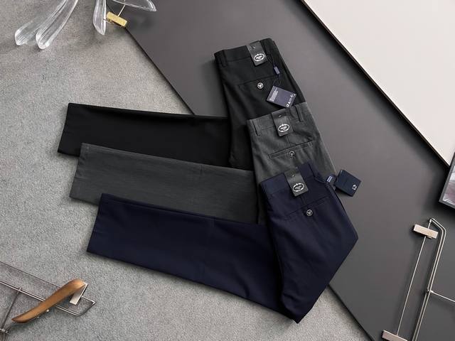 prad* 2025最新特定改制纯棉男士休闲西裤# 此款无疑是最精致最高级的存在非常显气质的一款西装裤 也是日常工作休闲必备的百搭裤装 修身直筒版型裁剪 穿着亮