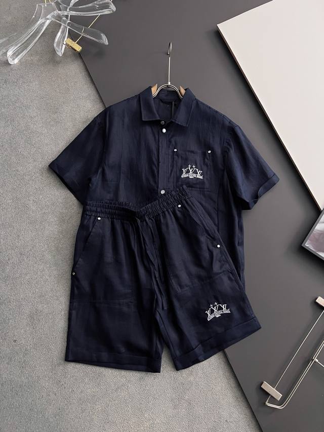 LV麻料套装*25春夏新品 极简运动中东麻料特制 穿上新颖时髦面料舒服透气 穿着非常舒适 低调不失奢华 穿出去非常有档次 裁剪亦无需多言 上身精致跃然 真正殿堂