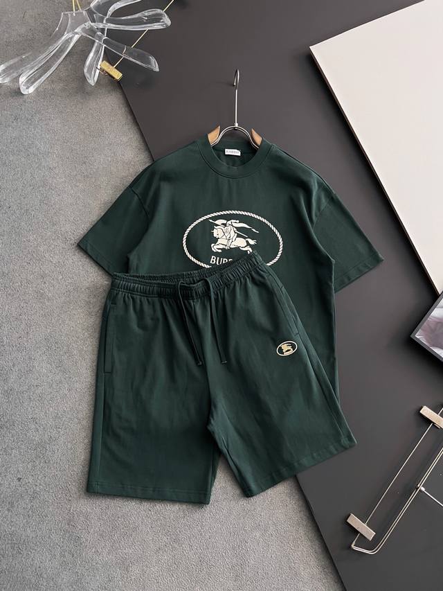 套装Bur 2025春夏新款男女同款短袖T恤 Logo刺绣设计 极具设计精选客供100%全棉面料 手感柔软亲肤 着身舒适透气性都无法挑剔 实物绝对会让你爱不释手