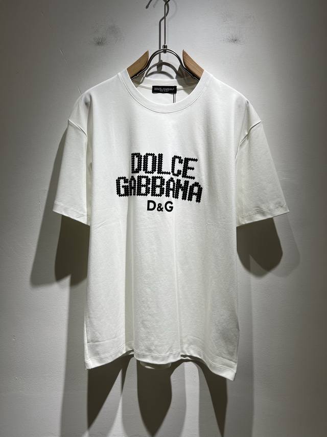 Dolce&Gabba*A 杜嘉*纳2025春夏新款男女同款短袖T恤 专柜同步发售 定制专属纯棉面料 胸前字母Logo图案压胶工艺设计 简约大方 从容百搭 档次