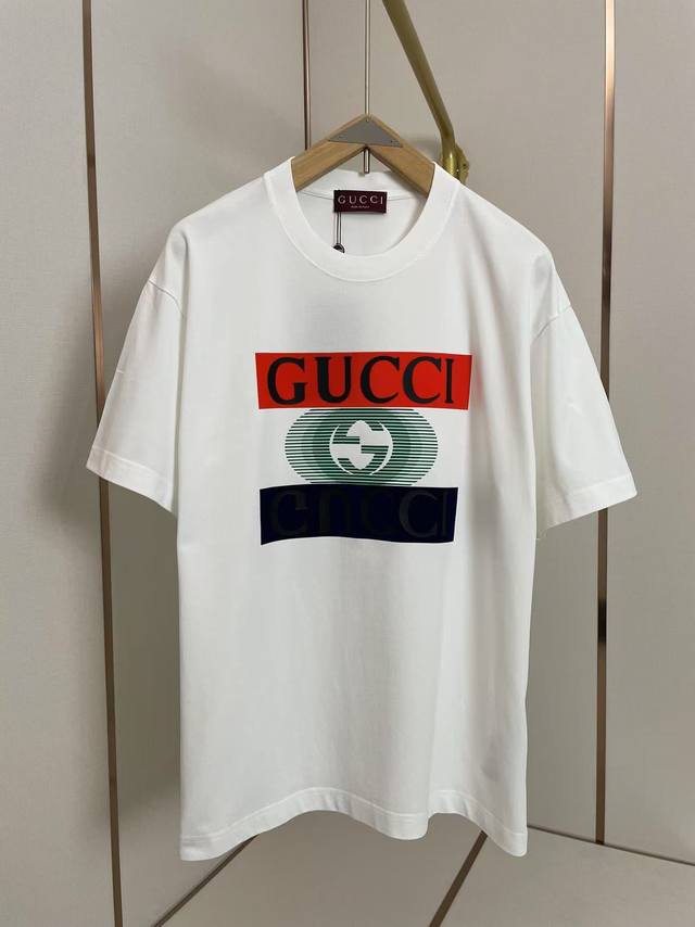 gucci2025新款双G镜像Logo圆领T恤 立体硅胶字母高级穿搭 双层螺纹领口 肩部通肩压条 280克纯棉面料舒适透气 黑白双色 男女同款 码数S-Xxl
