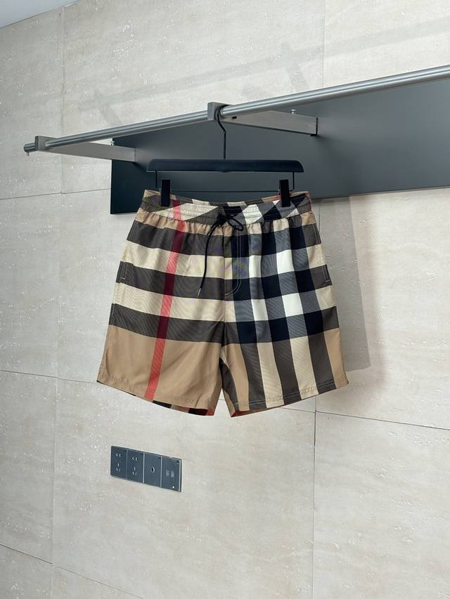 burberry* 巴宝莉 25Ss春夏新款经典格纹短裤 采用定制交叉提花平纹面料 抽绳式弹力绳裤腰 内里黑色网布里布 直筒剪裁版型 size S M L Xl