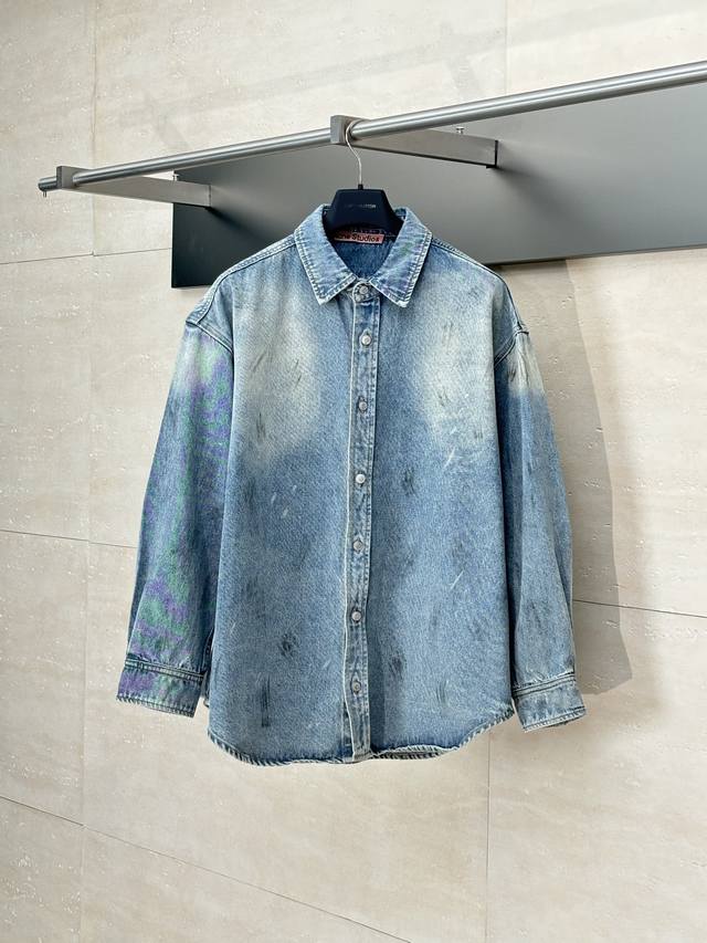 acne Studio* 25Fw 新款泼墨渐变做旧牛仔外套 整体采用的直筒微阔版型设计 定制的牛仔面料与裁剪比普通工艺复杂很多 调整了多次进口的牛仔面料 面料