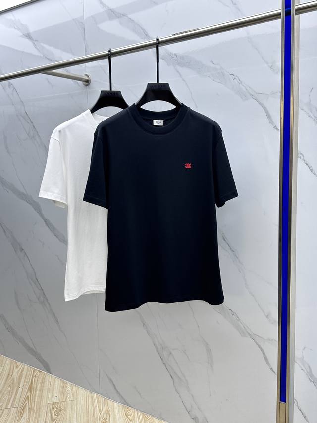 Celine*塞林 2025Fw春夏新品圆领打底外穿T恤 立体感Logo微廓形半袖纯棉打底 手感面糯有骨感 柔而有韧性 工艺处理 韧性和抗皱性能得到大幅度提高