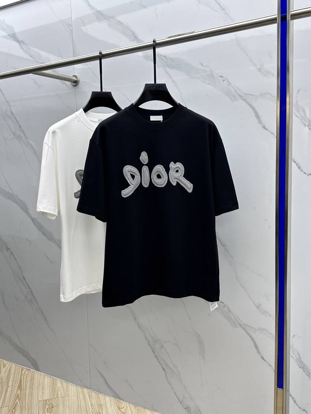 Dior*迪奥 2025Fw春夏新品圆领打底外穿T恤 立体感Logo微廓形半袖纯棉打底 手感面糯有骨感 柔而有韧性 工艺处理 韧性和抗皱性能得到大幅度提高 微廓