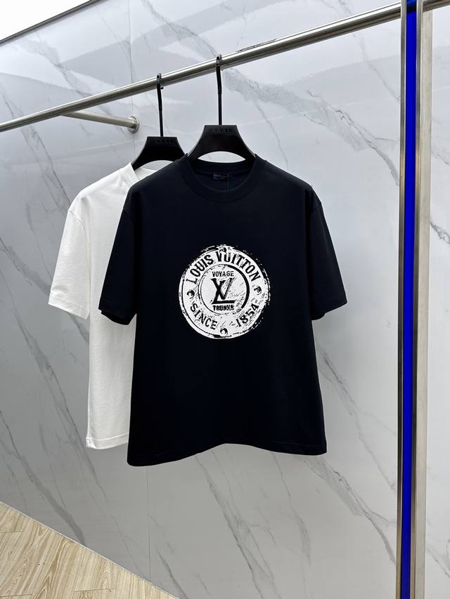 Louis Vuitto*路易威登 2025Fw春夏新品圆领打底外穿T恤 立体感Logo微廓形半袖纯棉打底 手感面糯有骨感 柔而有韧性 工艺处理 韧性和抗皱性能