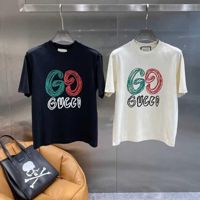 古家 gucci短袖 夏日艺术时尚单品 标志性的双G图案以红绿黑三色涂鸦式线条呈现 充满艺术气息 独特又吸睛 完美展现出品牌的创新与时尚态度 S-Xxxl 隔天