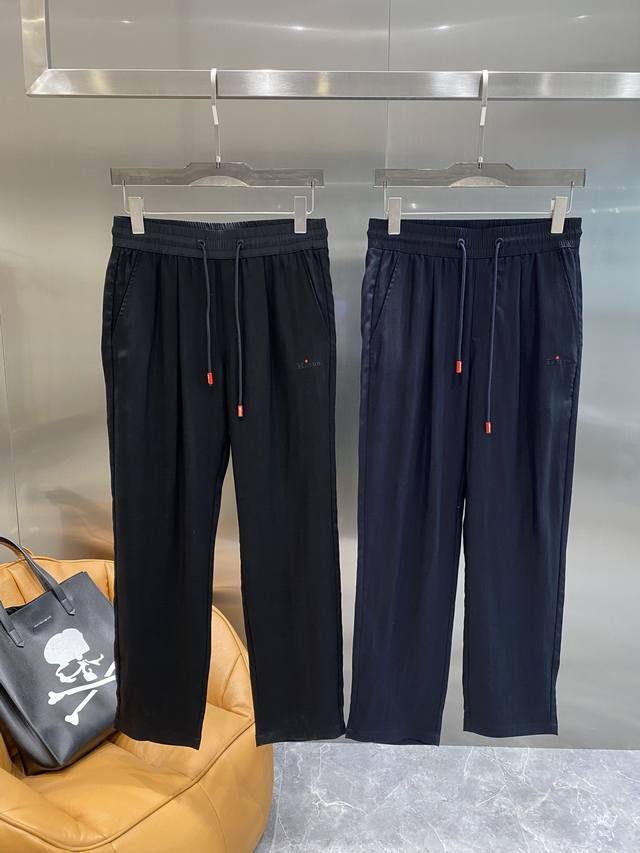 Kiton家 黑色休闲裤 夏日舒适时尚必备 舒适又自在 还能随意调节腰围 裤身两侧的口袋实用又美观 小小的品牌标识低调又精致 细节之处尽显品质 面料轻盈透气 3
