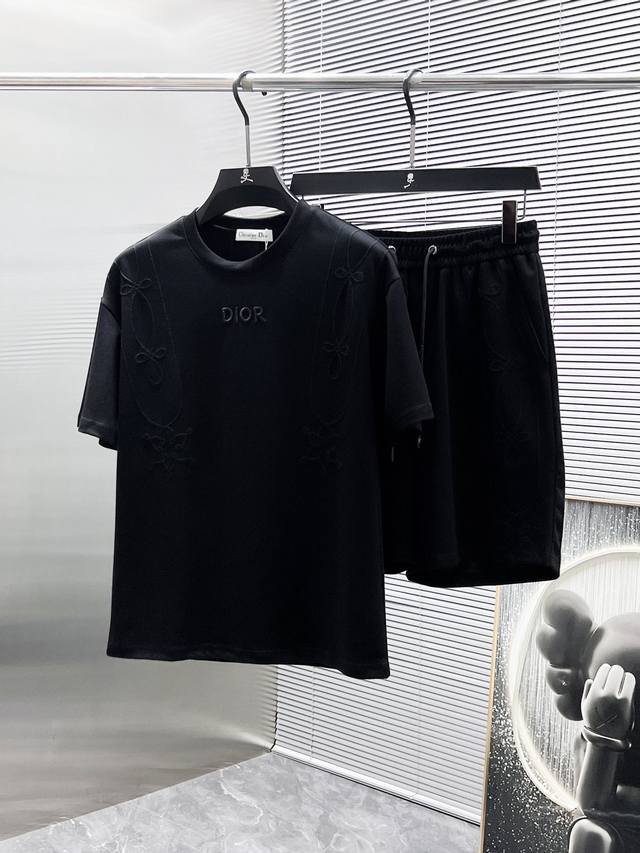 迪奥 Dior 2025Ss夏季新款 休闲 短袖 短裤 套装 高端版本 专柜定制面料 透气舒适度高 细节无可挑剔 品牌元素设计理念 体现高品质 手感细腻柔软 呈