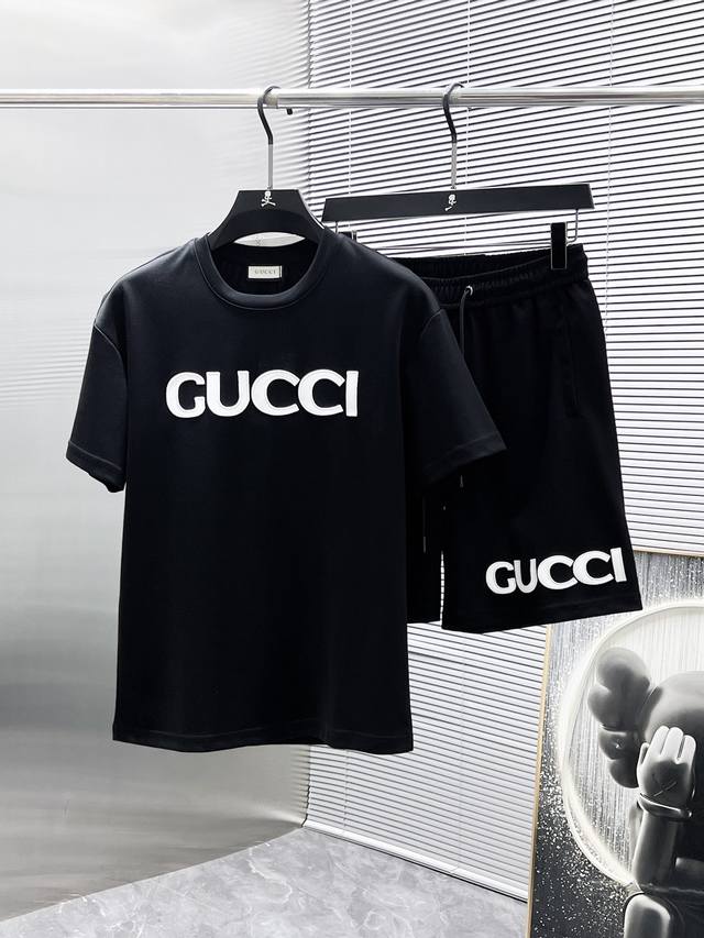古奇 Gucci 2025Ss夏季新款 休闲 短袖 短裤 套装 高端版本 专柜定制面料 透气舒适度高 细节无可挑剔 品牌元素设计理念 体现高品质 手感细腻柔软