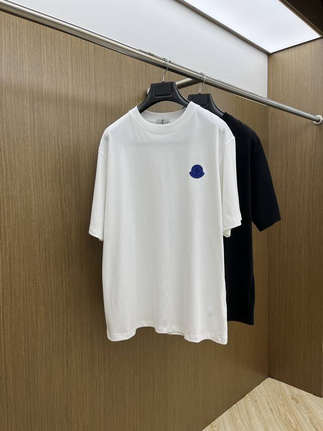 新品 Mon 2540Fw春夏新品圆领打底外穿T恤 立体感Logo微廓形半袖活性纯棉打底T恤 棉 手感面糯有骨感 柔而有韧性 工艺处理 韧性和抗皱性能得到大幅度