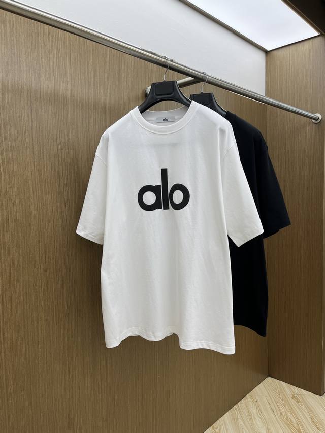 新品 Alo 2540Fw春夏新品圆领打底外穿T恤 立体感Logo微廓形半袖活性纯棉打底T恤 棉 手感面糯有骨感 柔而有韧性 工艺处理 韧性和抗皱性能得到大幅度