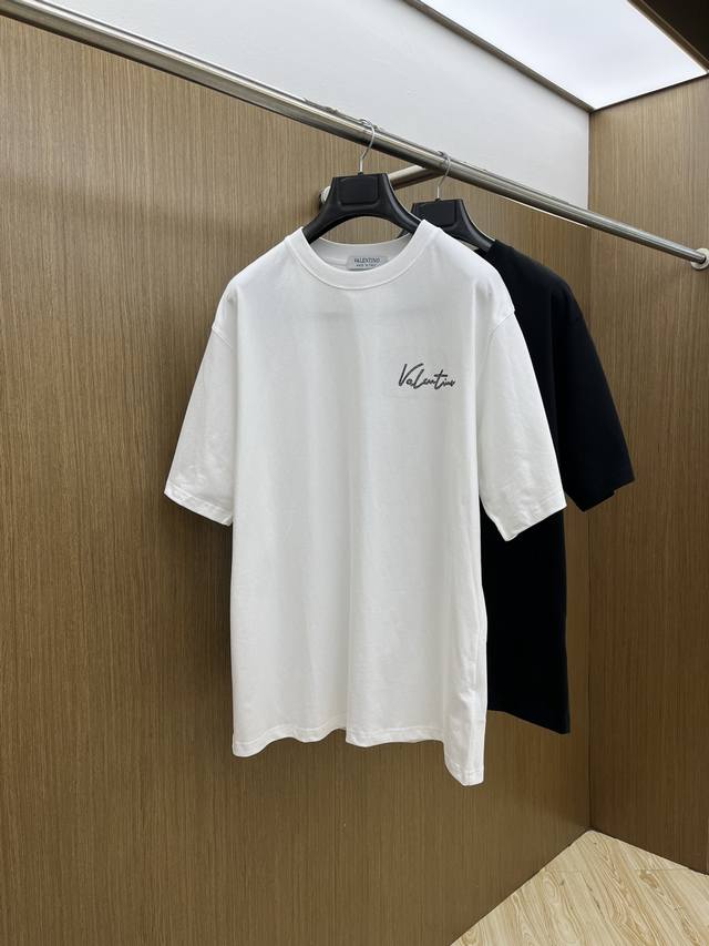 新品 Vltn 2540Fw春夏新品圆领打底外穿T恤 立体感Logo微廓形半袖活性纯棉打底T恤 棉 手感面糯有骨感 柔而有韧性 工艺处理 韧性和抗皱性能得到大幅