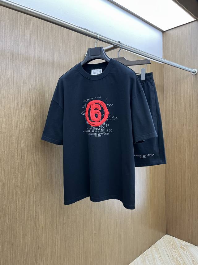 新款 套 Mm6 2540春夏最新款休闲短裤短袖套装 男女款 贸易公司渠道稀出 同步官网发售 基本每一季都会有它的背影所在 期待着所有潮男潮女们的演绎 此款选用