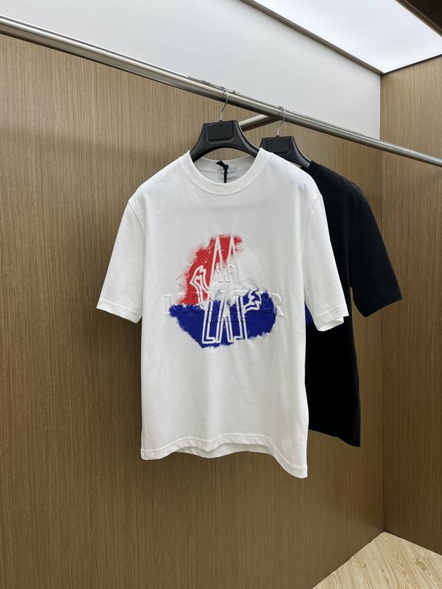新品 Mon 2540春夏新款圆领 首发专柜最新款短袖圆领T恤 高端订制 设计前卫时尚 品牌Logo重工艺设计 高端定制原版面料 手感柔软 上身穿着舒适 专柜级