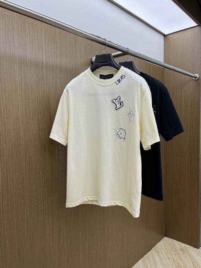新品 Lv 2540春夏新款圆领 首发专柜最新款短袖圆领T恤 高端订制 设计前卫时尚 品牌Logo重工艺设计 高端定制原版面料 手感柔软 上身穿着舒适 专柜级别
