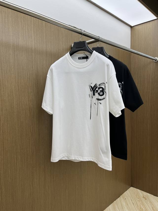 新品 Y-3 2540春夏新款圆领 首发专柜最新款短袖圆领T恤 高端订制 设计前卫时尚 品牌Logo重工艺设计 高端定制原版面料 手感柔软 上身穿着舒适 专柜级