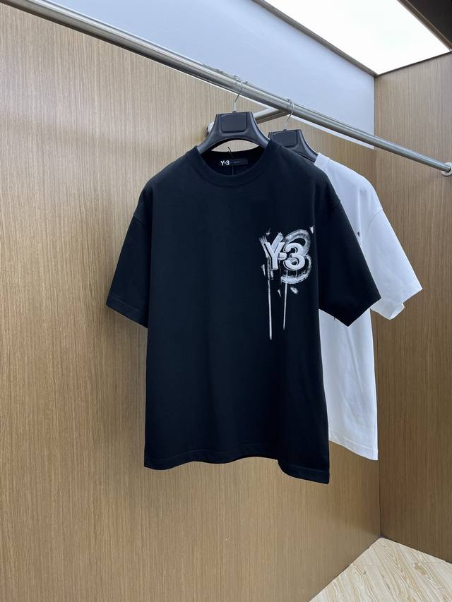 新品 Y-3. 2540春夏新款圆领 首发专柜最新款短袖圆领T恤 高端订制 设计前卫时尚 品牌Logo重工艺设计 高端定制原版面料 手感柔软 上身穿着舒适 专柜