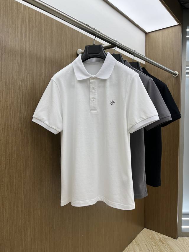 Lp 独家定制工艺款 ,专柜同步2025Ss夏季新品 男士胸前经典徽标标识商务休闲撞色领短袖polo衫 贸易公司渠道稀出 同步Gw发售 视觉颇为精致美观 彰显了