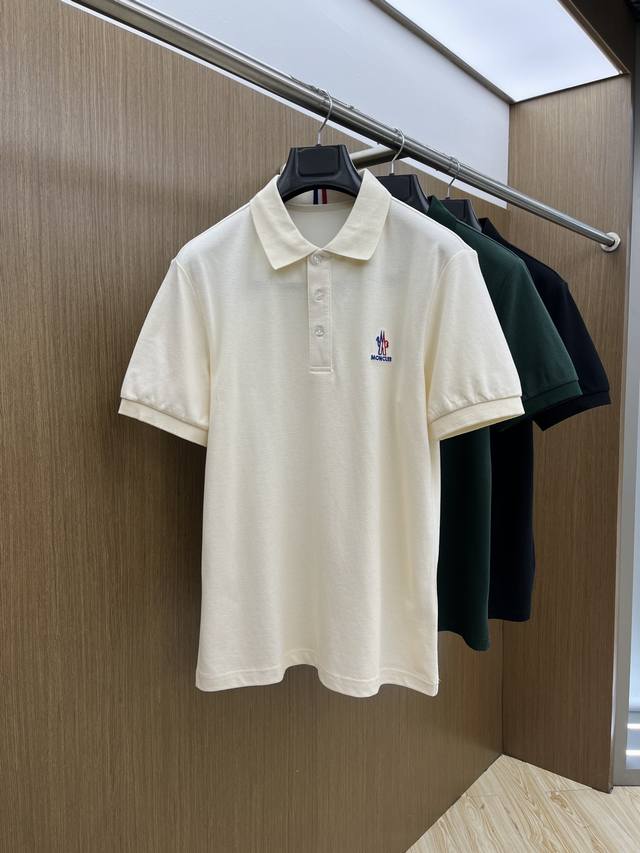 Mon 独家定制工艺款 ,专柜同步2025Ss夏季新品 男士胸前经典徽标标识商务休闲撞色领短袖polo衫 贸易公司渠道稀出 同步Gw发售 视觉颇为精致美观 彰显