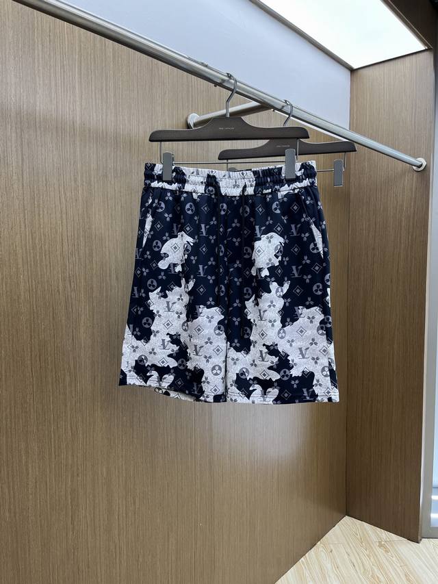 Lv 2540春夏新款男士休闲短裤 高端货简洁时尚大方 定制原版进口面料 简洁利落又清爽 品质做工细节经得起任何形式检验简约大方百搭款 上身优雅帅气 焕然一新的