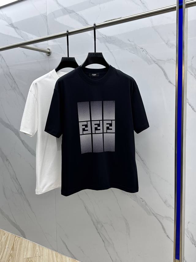 Fendi*芬迪 2025Fw春夏新品圆领打底外穿T恤 立体感Logo微廓形半袖纯棉打底 手感面糯有骨感 柔而有韧性 工艺处理 韧性和抗皱性能得到大幅度提高 微