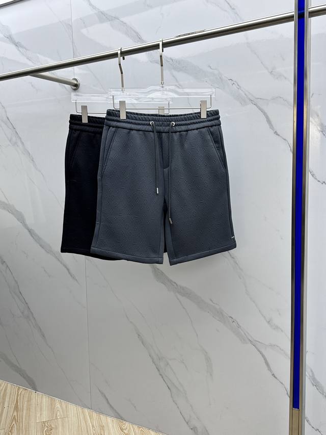 LV*路易威登 25Ss夏季新款休闲短裤 渠道稀出 超级火爆同步时尚单品 擅长在遵循实穿性的基础上 新季最时髦的中裤短裤 纯棉面料质感精制而成 舒适透气的面料
