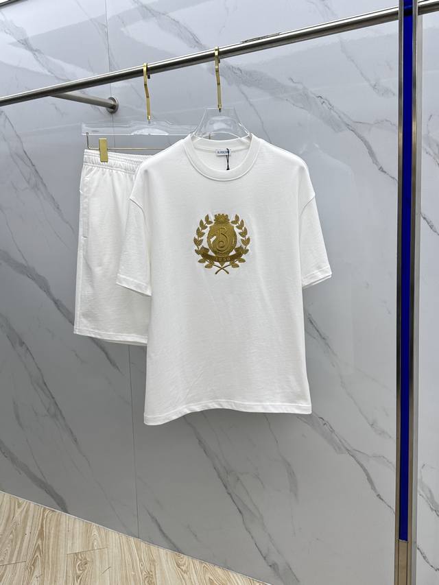 Burberry*巴宝莉 2025春夏最新款套装 男女款 贸易公司渠道稀出 同步官网发售 基本每一季都会有它的背影所在 期待着所有潮男潮女们的演绎 此款选用客供
